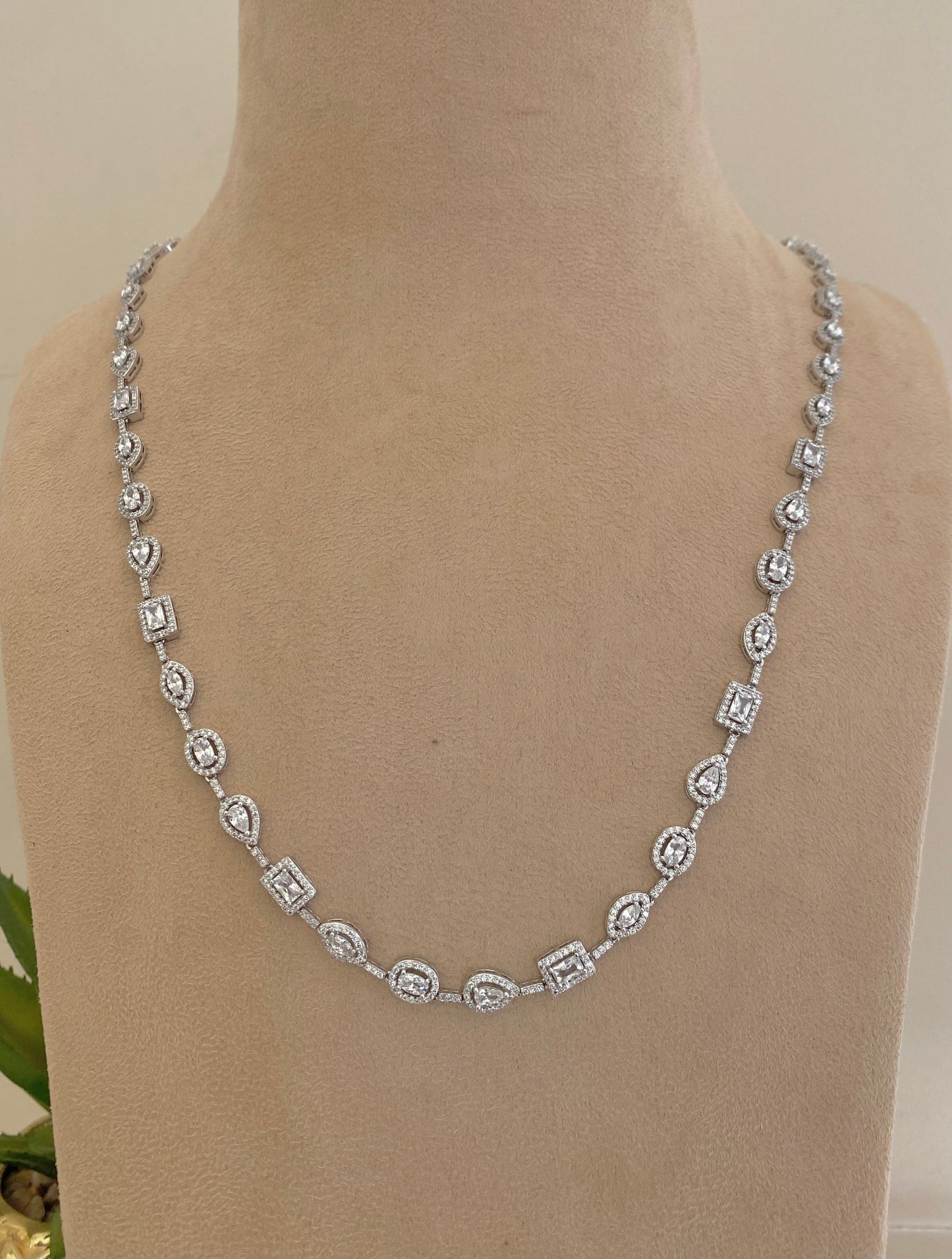 Vexa Necklace Set