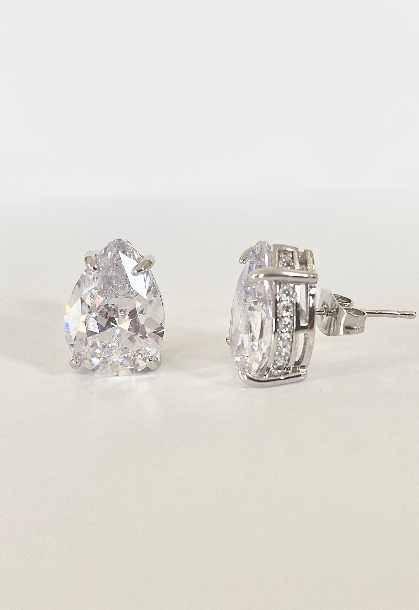 Pear shape solitaire studs