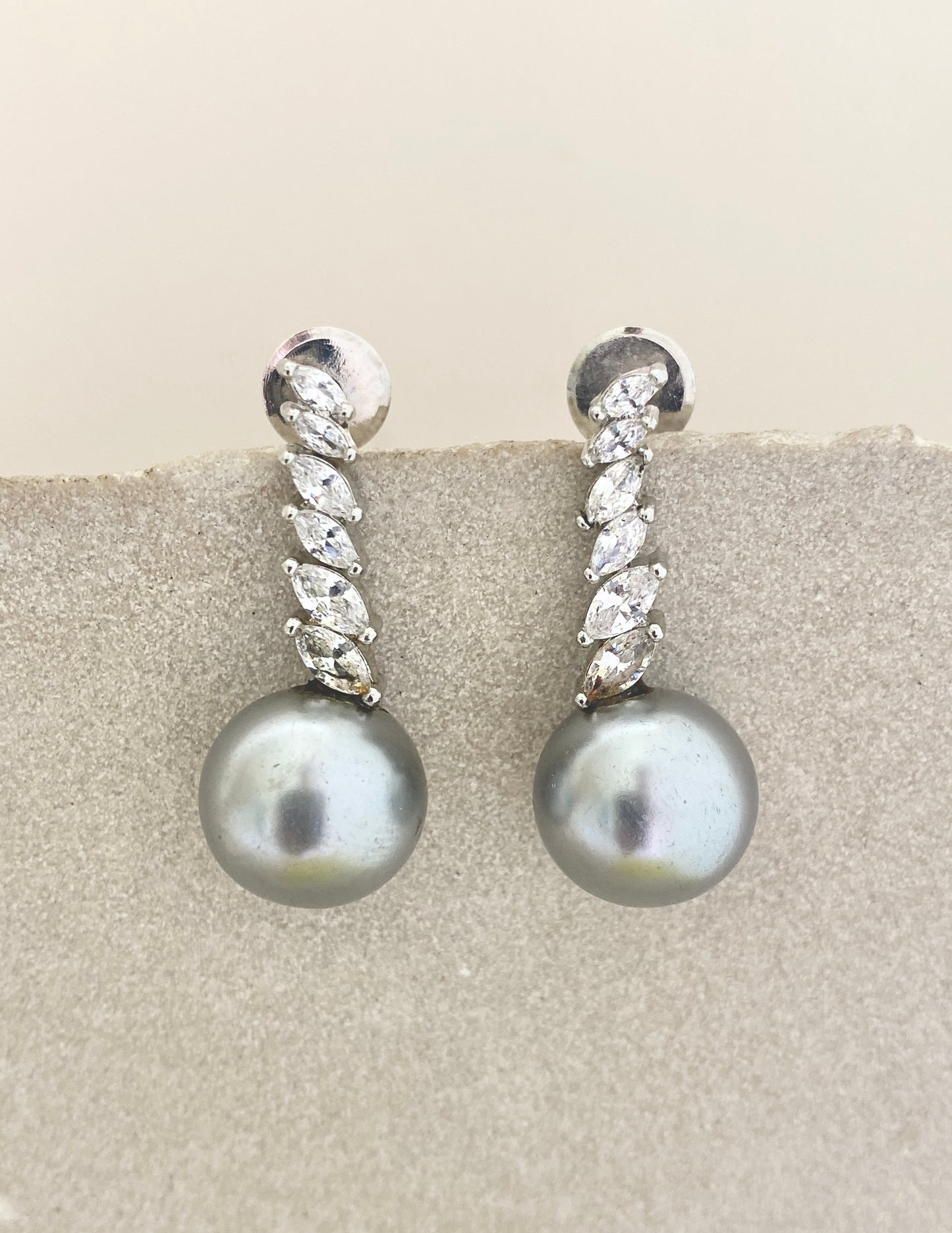 Tirra studs