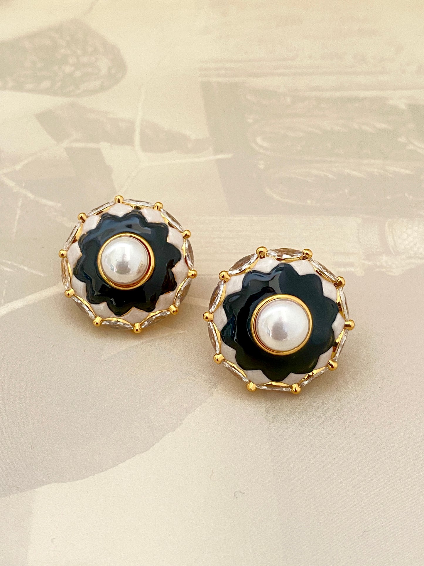 Rosé Daisy Studs