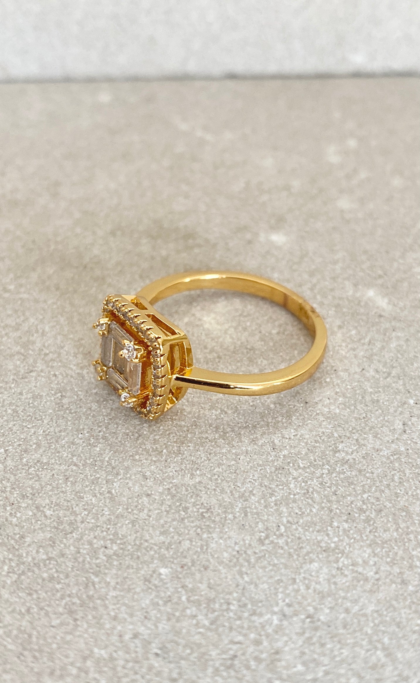 Square baguettes ring