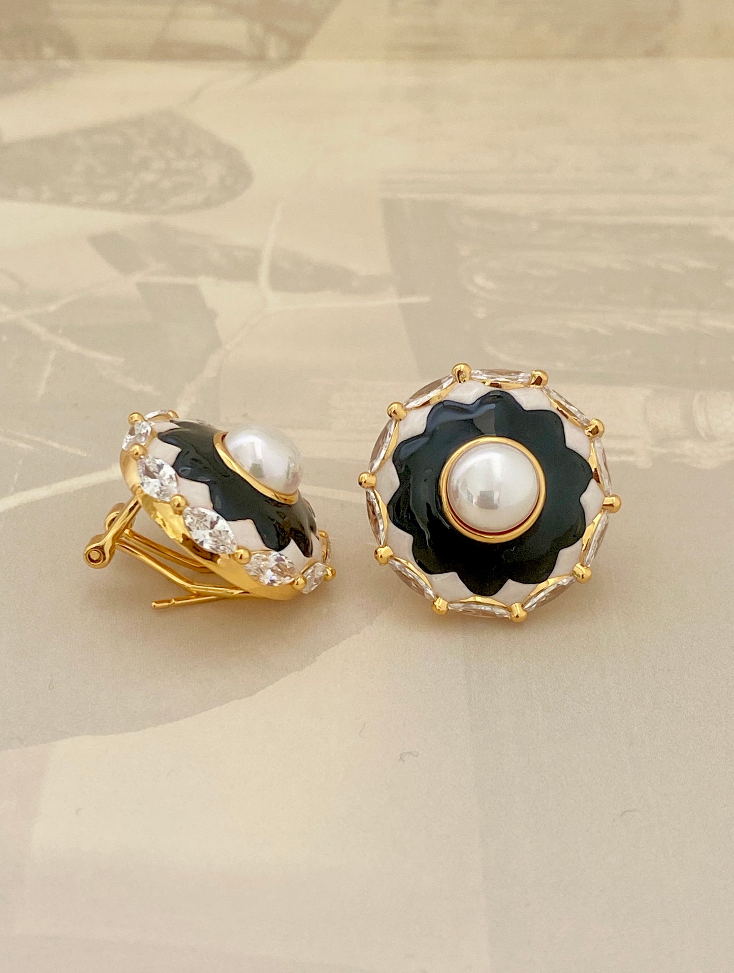 Rosé Daisy Studs