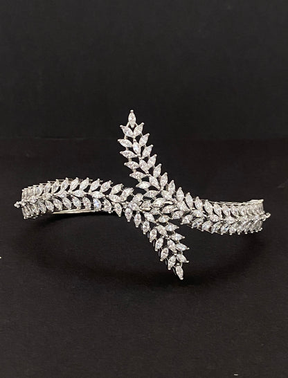 Serpentine Hand Cuff