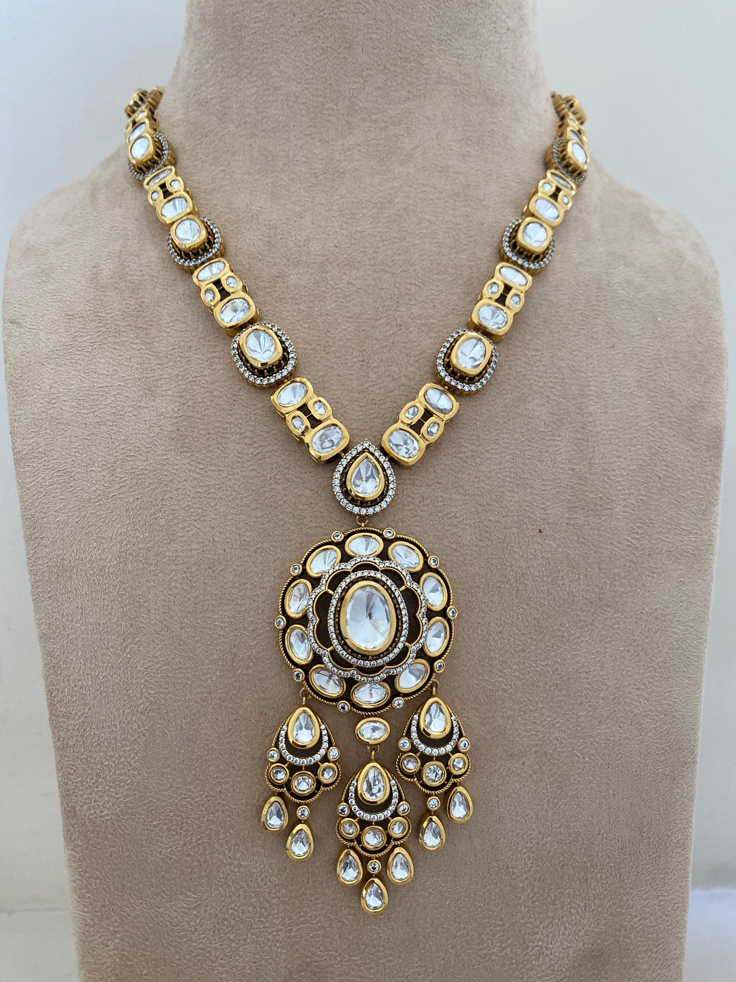 Floral Pattern Necklace Set