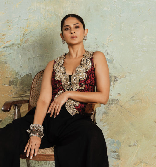Jennifer Winget in Banded Vibes Studs